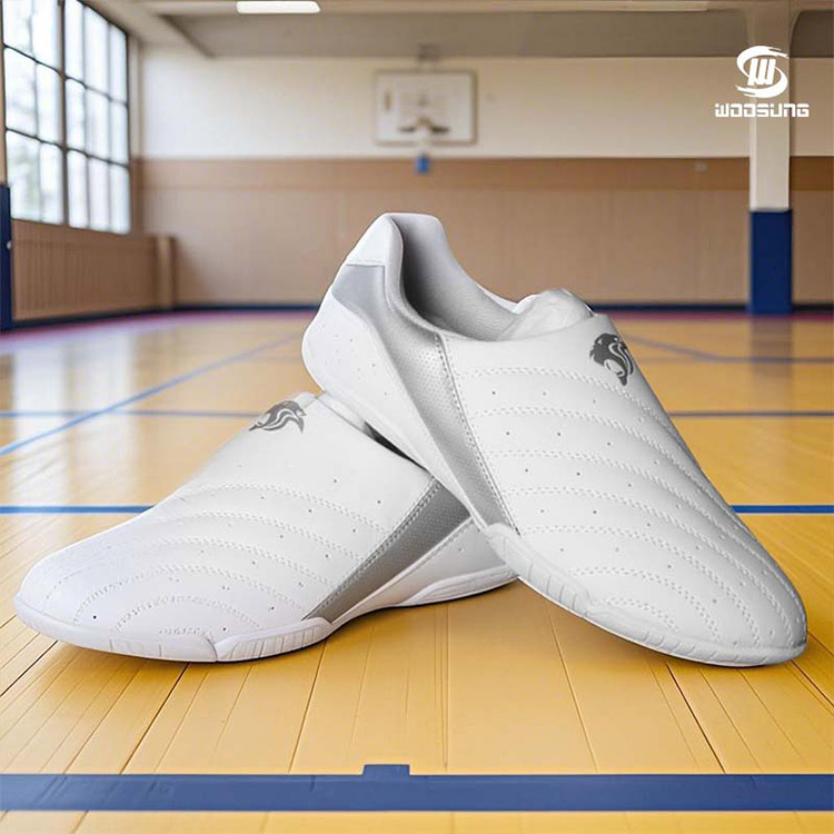 Weiße Taekwondo-Schuhe